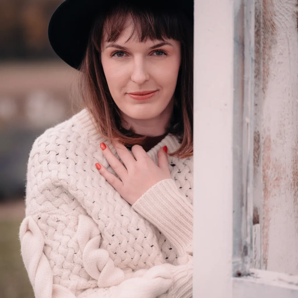 ola-dynie-marcinkieltyka-portrait-lifestyle-portrait-photographer-pumpkin-portrait-02