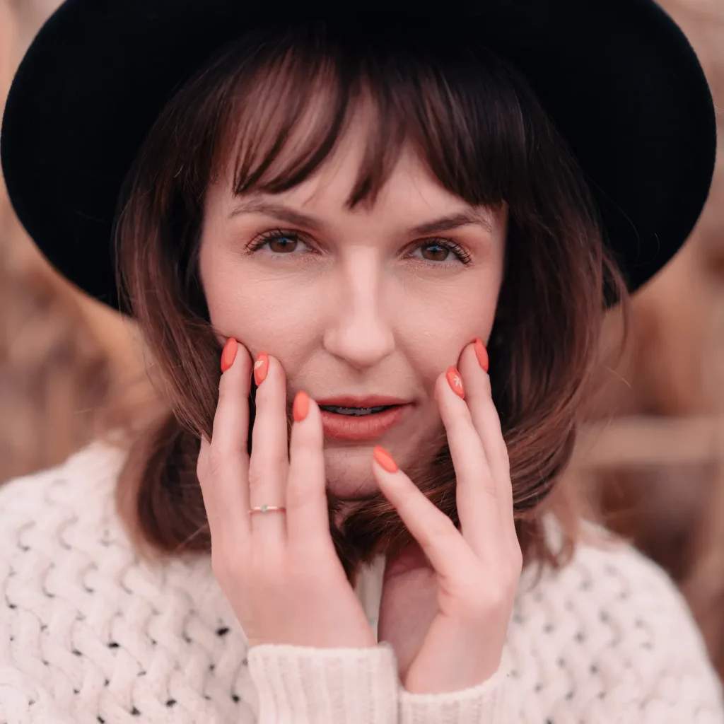 ola-dynie-marcinkieltyka-portrait-lifestyle-portrait-photographer-pumpkin-portrait-06