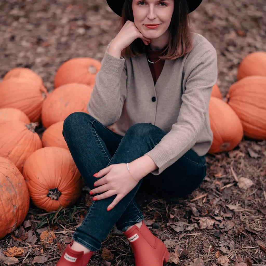 ola-dynie-marcinkieltyka-portrait-lifestyle-portrait-photographer-pumpkin-portrait-10